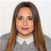 Profesora de Educación infantil imparte clases a niños de infantil y primaria